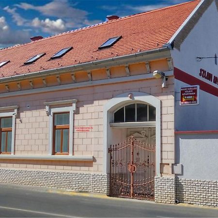 Szlavi Apartman Бая Экстерьер фото